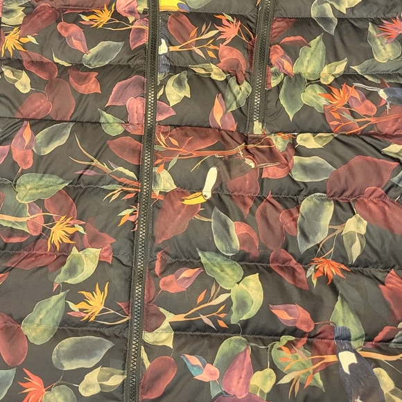 North Face Puffer Vest, Rare Find - Picture 4 of 9